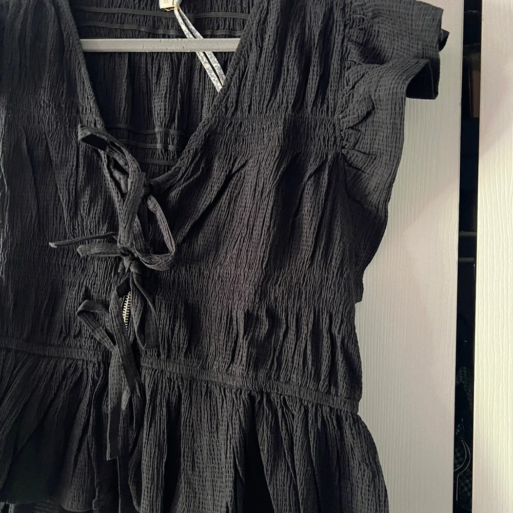 Chic Black Tie-Front Blouse - Picture 6 of 12